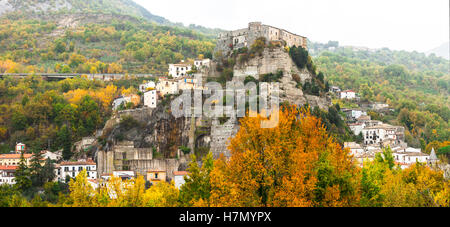 Village médiéval (borgo) Cerro al Volturno' dans le Molise, Italie Banque D'Images