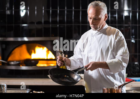 Concentré de chef au restaurant Banque D'Images