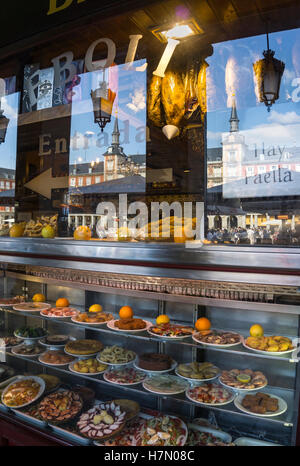 La Plaza Mayor reflète dans la fenêtre d'un bar à tapas et cerveceria, Plaza Mayor, Madrid, Espagne Banque D'Images