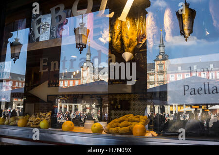 La Plaza Mayor reflète dans la fenêtre d'un bar à tapas et cerveceria, Plaza Mayor, Madrid, Espagne Banque D'Images