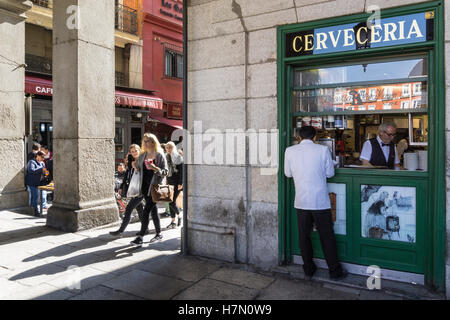 Une cerveceria et bar à tapas dans un coin de la Plaza Mayor, dans le centre de Madrid, Espagne Banque D'Images