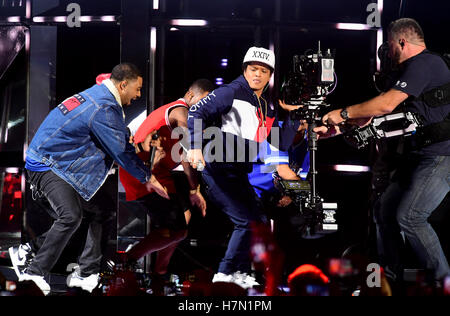 Bruno Mars effectue au cours de l'MTV Europe Music Awards à l'Ahoy Rotterdam, Pays-Bas. Banque D'Images