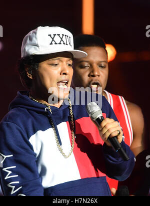 Bruno Mars effectue au cours de l'MTV Europe Music Awards à l'Ahoy Rotterdam, Pays-Bas. ASSOCIATION DE PRESSE Photo. Photo Date : Dimanche 6 Novembre, 2016. Voir PA Story SHOWBIZ MTV. Crédit photo doit se lire : Ian West/PA Wire Banque D'Images