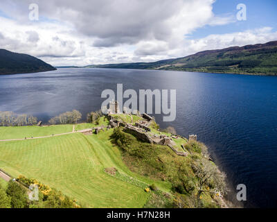 Le célèbre lac Loch Ness aerial shot green Ecosse Royaume-Uni Banque D'Images