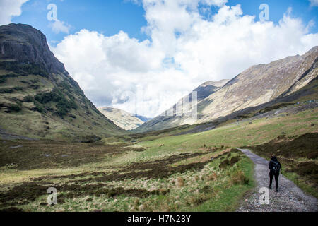 Glen Coe Highlands scotland girl hiking dans la nature vers le passage pour vue panoramique Banque D'Images