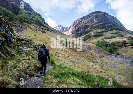 Glen Coe Highlands scotland girl hiking dans la nature vers le passage à niveau pendant 2 vue panoramique Banque D'Images