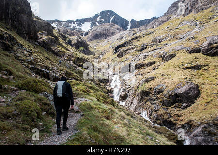 Glen Coe Highlands scotland girl hiking in nature cascade passage en montée pour vue panoramique 3 Banque D'Images