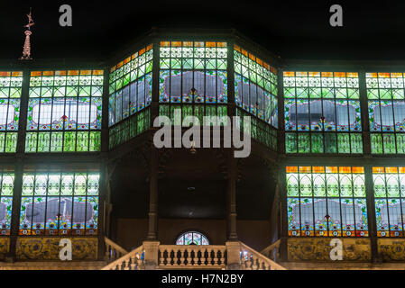 La galerie de verre et entrée à la Casa Lis, musée d'Art Nouveau et Art Déco, Salamanca, Espagne. Banque D'Images