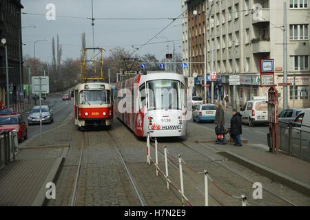 Tatra T3R & Škoda T14 les tramways à Prague Banque D'Images