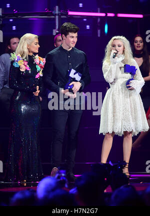 Bebe dl ex Lippuner, Shawn Mendes et Zara Larsson pendant l'MTV Europe Music Awards à l'Ahoy Rotterdam, Pays-Bas. Banque D'Images