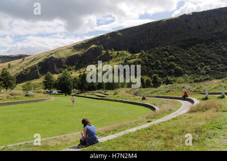 Arthur's seat et les rochers escarpés au parlement écossais Banque D'Images