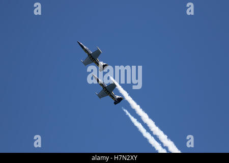 Huntington Beach, Californie, USA. 21 Oct, 2016. Breitling Jet Team acrobatie à l'inaugural Breitling air show Huntington Banque D'Images