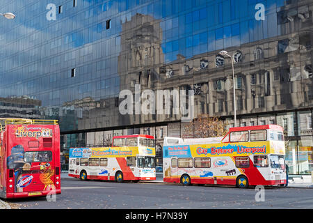 Sightseeing bus touristiques à la Pierhead, Liverpool, Merseyside, Royaume-Uni Banque D'Images