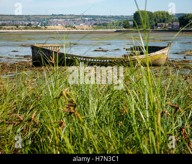 Un bateau en décomposition sur la rive du lac Tipner dans le port de Portsmouth, Angleterre Banque D'Images