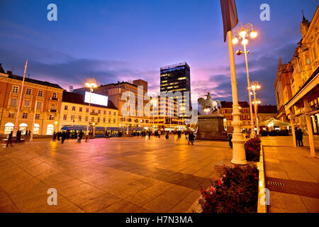 La place principale de Zagreb, capitale de la soirée Croatie Banque D'Images