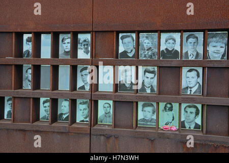 Un mémorial situé sur la Bernauer Strasse montre les visages de l'Est berlinois à mort sur le mur de Berlin. Banque D'Images