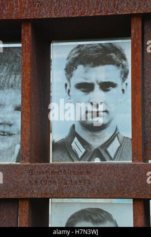 Un mémorial situé sur la Bernauer Strasse montre le visage de Burkhard Niering, tué au mur de Berlin le 5 janvier 1974. Banque D'Images