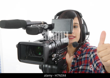 Jolie jeune fille brune avec un caméscope professionnel, isolé sur fond blanc Banque D'Images