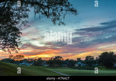 Un coucher de soleil coloré sur le treizième fairway de Dye's Valley course au TPC Sawgrass Players Club à Ponte Vedra Beach, en Floride. (ÉTATS-UNIS) Banque D'Images