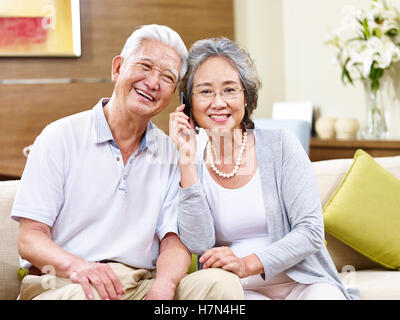 Senior asian couple appelant leurs enfants à l'aide de mobile phone Banque D'Images