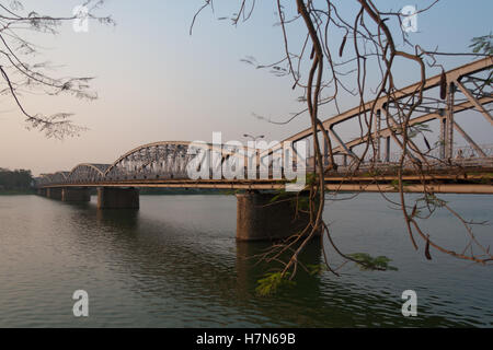 Pont sur la rivière parfumée à Hue, Vietnam Banque D'Images