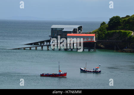 Les anciens et les nouveaux postes de sauvetage à Tenby, Pembrokeshire, Pays de Galles Banque D'Images