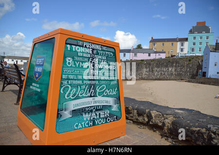 1 tonne d'eau à Tenby, partie de l'eau Respect de la RNLI campagne de sécurité Banque D'Images