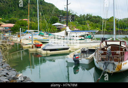 Pohnpei Micronésie port avec bateaux sur l'eau à marina Banque D'Images