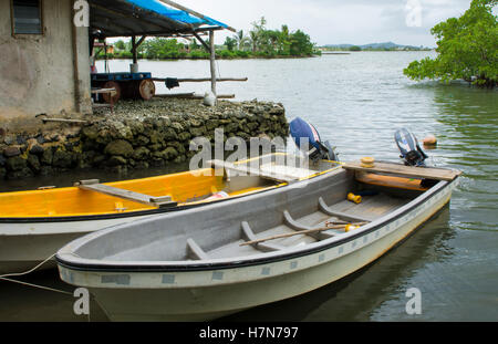 Pohnpei Micronésie bateaux sur l'eau à domicile local utilisé pour la pêche Banque D'Images