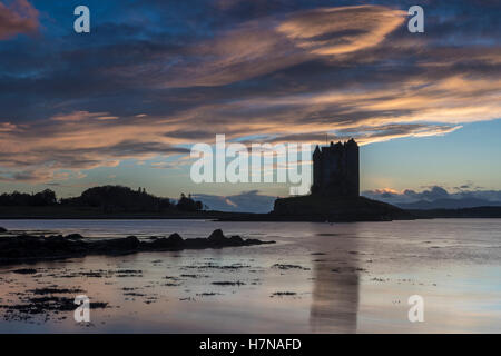 Le coucher de soleil au château de Stalker, Ecosse Banque D'Images