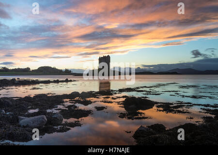 Le coucher de soleil au château de Stalker, Ecosse Banque D'Images