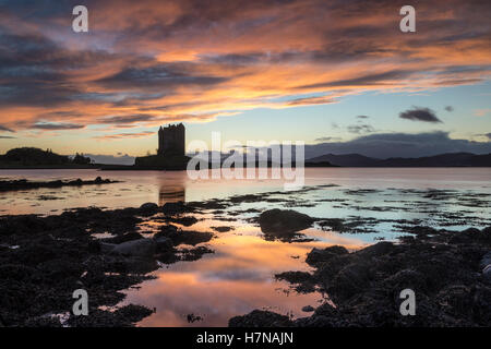 Le coucher de soleil au château de Stalker, Ecosse Banque D'Images