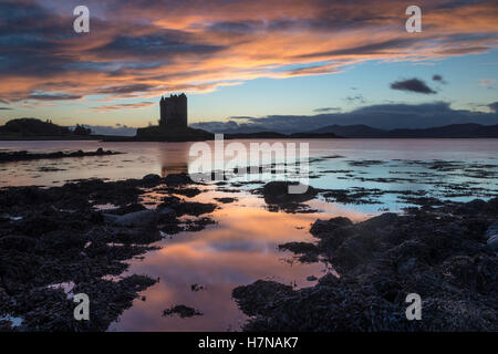 Le coucher de soleil au château de Stalker, Ecosse Banque D'Images