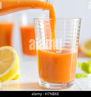 Le jus de carotte Fait Maison saine Banque D'Images