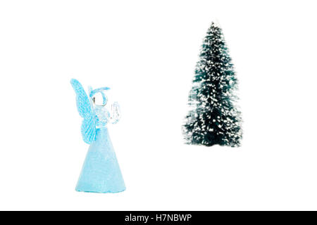 Verre bleu Ange priant près de l'arbre de Noël sur fond blanc Banque D'Images