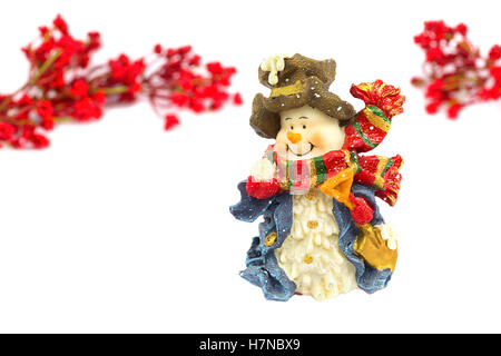 Cute snowman figurine avec fruits rouges isolé sur fond blanc Banque D'Images