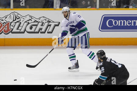 22 mai 2011, San Jose, CA, USA ; Centre Ryan Kesler des Canucks de Vancouver (17) passe la rondelle devant les Sharks de San Jose Devin Setoguchi droite (16) au cours de la première période de quatre jeux de la finale de la conférence de l'ouest 2011 séries éliminatoires de la Coupe Stanley chez HP Pavilion. Banque D'Images