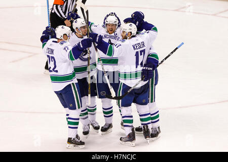 22 mai 2011, San Jose, CA, USA ; Vancouver Canucks Sami Salo défenseur (deuxième à droite) est félicité par l'aile gauche Daniel Sedin (à gauche), aile gauche Alex Burrows (deuxième à gauche), centre Henrik Sedin (centre), et le centre Ryan Kesler (à droite) après avoir marqué un but contre les Sharks de San Jose au cours de la deuxième période de quatre jeux de la finale de la conférence de l'ouest 2011 séries éliminatoires de la Coupe Stanley chez HP Pavilion. Vancouver a battu San Jose 4-2. Banque D'Images