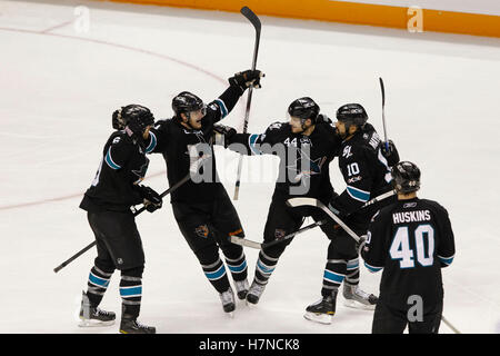 22 mai 2011, San Jose, CA, USA ; les Sharks de San Jose célébrer après Andrew centre Desjardins (extrême gauche) a marqué un but contre les Canucks de Vancouver au cours de la troisième période de quatre jeux de la finale de la conférence de l'ouest 2011 séries éliminatoires de la Coupe Stanley chez HP Pavilion. Banque D'Images