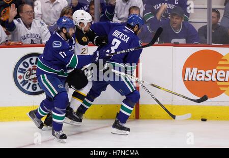 1 juin, 2011 ; Vancouver, BC, CANADA ; le défenseur des Bruins de Boston Andrew Ference (21) batailles pour la rondelle avec le défenseur Kevin Bieksa Canucks de Vancouver (3) et le centre Ryan Kesler (17) au cours de jeu un des 2011 Finale de la Coupe Stanley au Rogers Arena. Les Canucks ont remporté 1-0. Banque D'Images