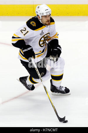 1 juin, 2011 ; Vancouver, BC, CANADA ; le défenseur des Bruins de Boston Andrew Ference (21) au cours de jeu un des 2011 Finale de la Coupe Stanley contre les Canucks de Vancouver au Rogers Arena. Les Canucks ont remporté 1-0. Banque D'Images