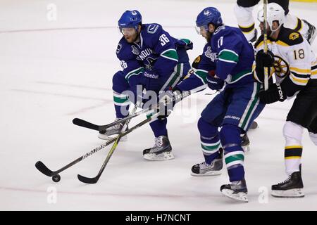 1 juin, 2011 ; Vancouver, C.-B., Canada, Vancouver Canucks aile droite jannik Hansen (36) et le centre ryan kesler (17) chase après les Bruins de Boston rondelle avec l'aile droite nathan horton (18) pendant la première période de jeu un des 2011 finale de la coupe Stanley au rogers arena. Banque D'Images