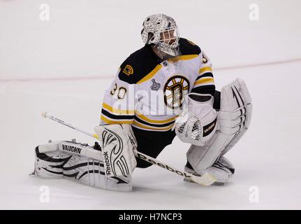 1 juin, 2011 ; Vancouver, BC, Canada ; gardien tim thomas des Bruins de Boston au cours de jeu un des 2011 finale de la coupe Stanley contre les Canucks de Vancouver au rogers arena. Les canucks a gagné 1-0. Banque D'Images