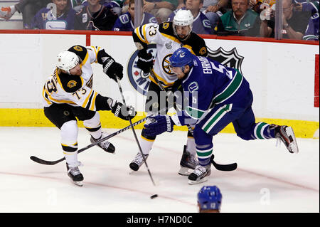 Le 4 juin, 2011 ; Vancouver, BC, Canada ; Boston Bruins aile droite michael ryder (73) contre le défenseur christian ehrhoff Canucks de Vancouver (5) au cours de la première période dans le jeu deux des 2011 finale de la coupe Stanley au rogers arena. Banque D'Images