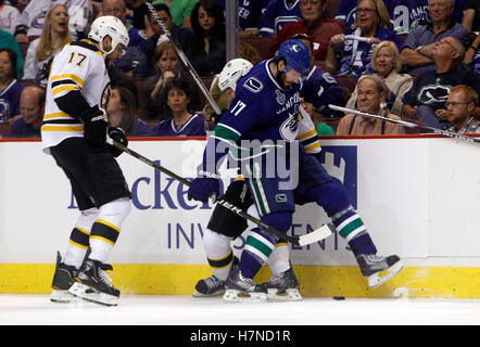 Le 4 juin, 2011 ; Vancouver, BC, Canada ; Centre Ryan Kesler des Canucks de Vancouver (à droite) batailles pour les Bruins de Boston rondelle avec l'aile gauche Milan Lucic (à gauche) pendant la partie deux de la finale de la Coupe Stanley 2011 au Rogers Arena. Les Canucks ont remporté 3-2 en prolongation. Banque D'Images