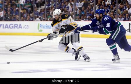 Le 4 juin, 2011 ; Vancouver, BC, Canada ; Boston Bruins aile droite michael ryder (73) Chasse les Canucks de Vancouver rondelle avec l'aile droite jannik Hansen (36) au cours de la deuxième période dans le jeu deux des 2011 finale de la coupe Stanley au rogers arena. Banque D'Images