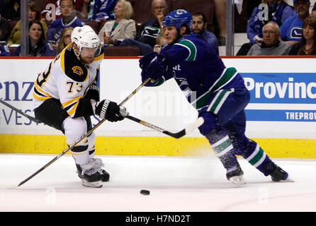 4 juin 2011 ; Vancouver, C.-B., CANADA; Michael Ryder (73), l’aile droite des Bruins de Boston, se bat pour le palet contre le défenseur des Canucks de Vancouver Kevin Bieksa (à droite) lors de la deuxième période du deuxième match de la finale de la Coupe Stanley 2011 à l’aréna Rogers. Banque D'Images