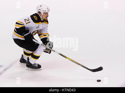 Le 4 juin, 2011 ; Vancouver, BC, Canada ; le défenseur des Bruins de Boston andrew ference pendant la partie deux de la finale de la coupe Stanley 2011 contre les Canucks de Vancouver au rogers arena. Les canucks a gagné 3-2 en prolongation. Banque D'Images
