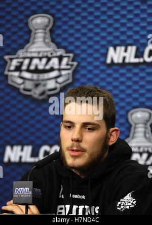 10 juin 2011 ; Vancouver, C.-B., CANADA; centre des Bruins de Boston Tyler Seguin prend la parole lors d’une conférence de presse avant le cinquième match de la finale de la Coupe Stanley 2011 contre les Canucks de Vancouver au Rogers Arena. Banque D'Images