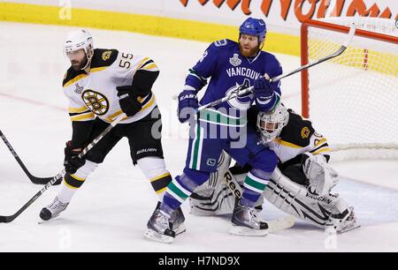 10 juin, 2011 ; Vancouver, BC, CANADA ; gardien Tim Thomas des Bruins de Boston (à droite) de pairs autour de Vancouver Canucks aile gauche Raffi Torres (13) dans la deuxième période de cinq jeux de la finale de la Coupe Stanley 2011 au Rogers Arena. Banque D'Images